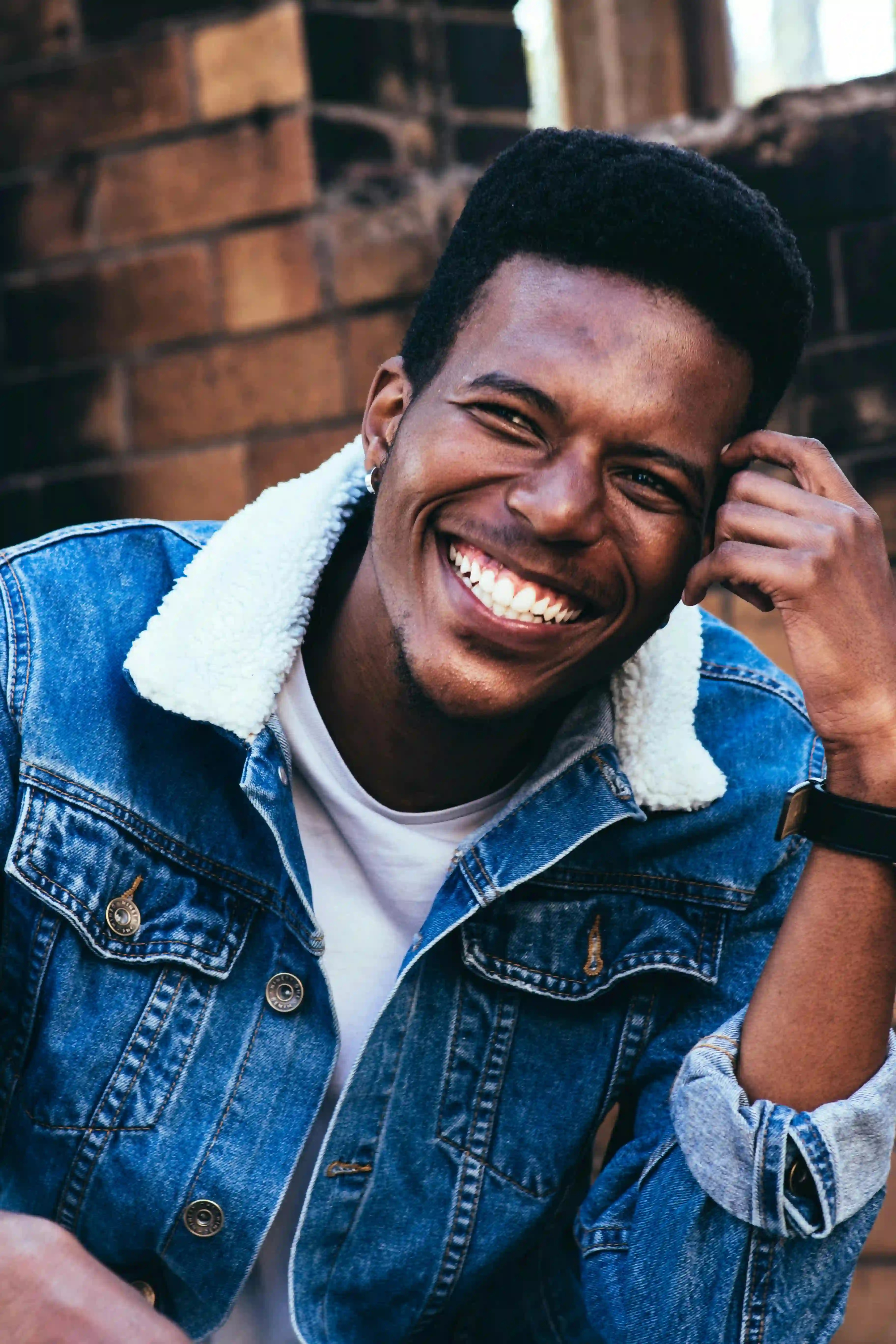 Persona sonriente representando impacto positivo