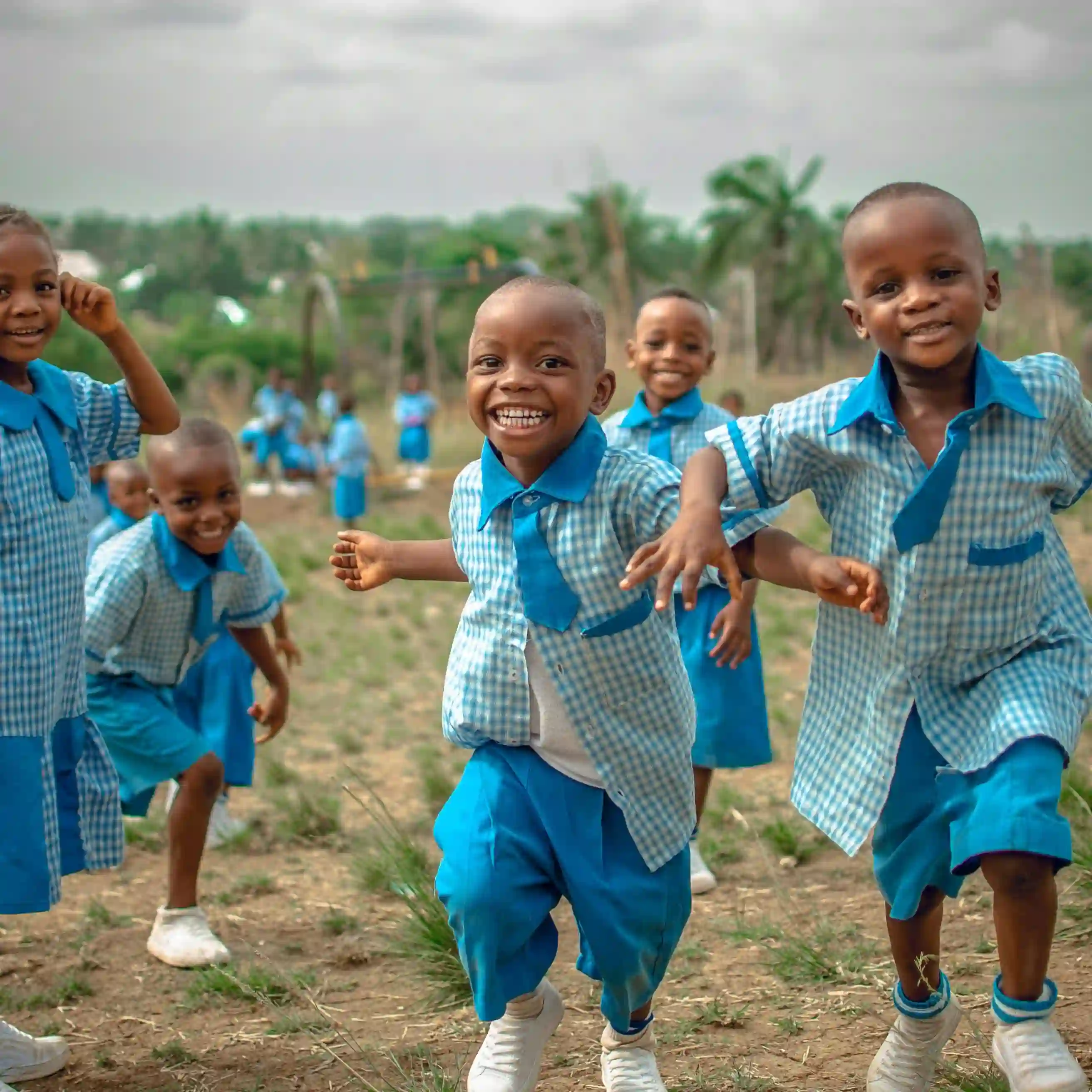 Niños corriendo y sonriendo